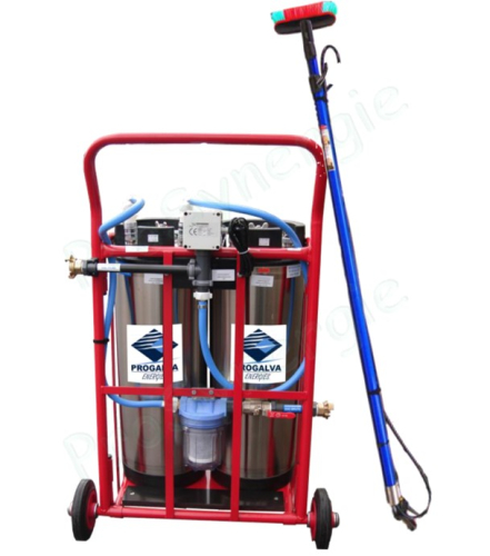 Module de nettoyage de panneaux solaires comprennant station de filtrage et déminéralisation et lance téleccopique